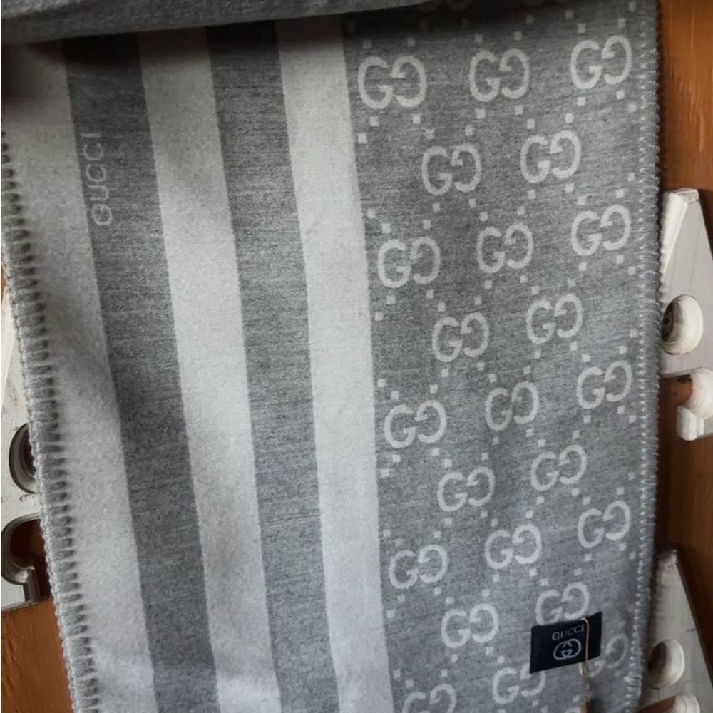 Gucci Light Gray GG Scarf - Picture 3 of 3